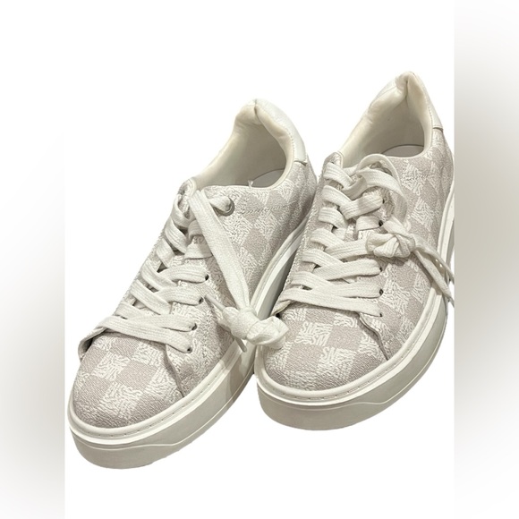 Steve Madden NWOB Charlie Treaded Lace-Up, monogram Sneakers! Size wom 9M - Picture 3 of 9